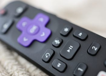 Το τηλεχειριστήριο Roku ελέγχει φωνητικά και άλλες τηλεοράσεις