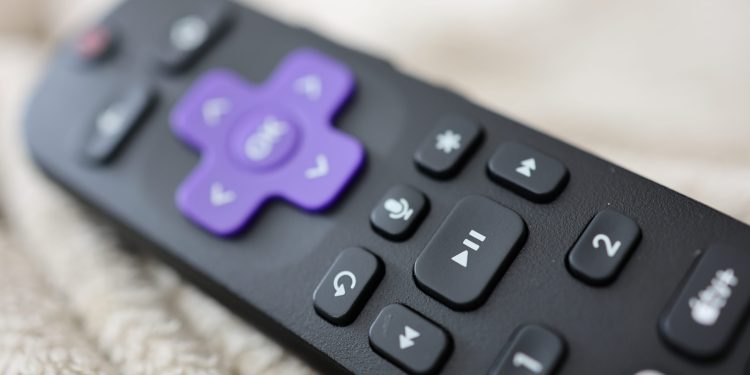Το τηλεχειριστήριο Roku ελέγχει φωνητικά και άλλες τηλεοράσεις