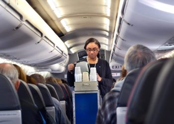 Η American Airlines επαναφέρει οθόνες στα καθίσματα