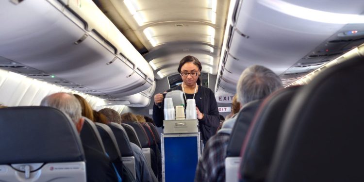 Η American Airlines επαναφέρει οθόνες στα καθίσματα