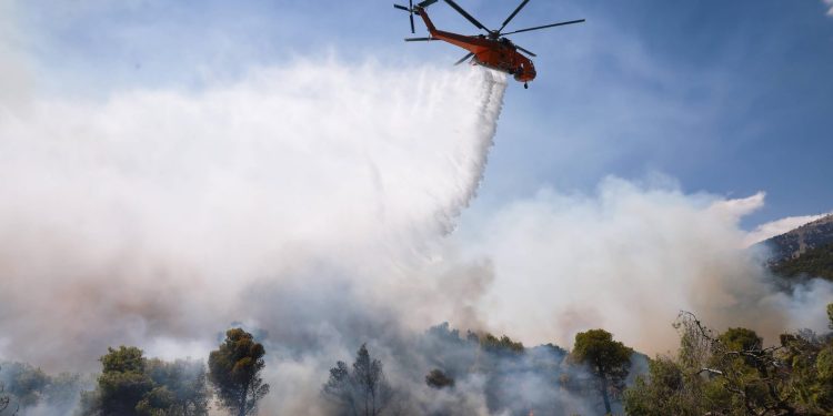 Σύγκρουση πυροσβεστικών ελικοπτέρων πάνω από την Ψάθα