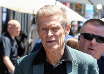 Ο τεράστιος γιακάς του Willem Dafoe στο Χόλιγουντ