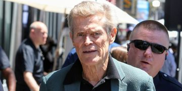 Ο τεράστιος γιακάς του Willem Dafoe στο Χόλιγουντ